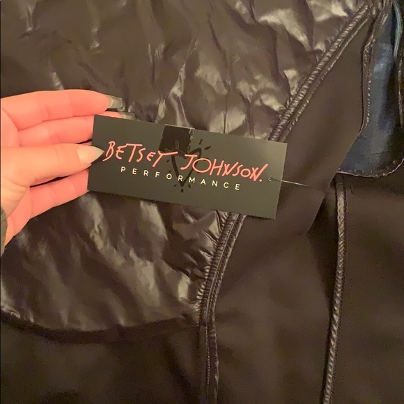 Betsey Johnson Performance Vest never worn! - Picture 4 of 4